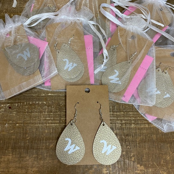 New! Lot of 8 Monogram W Leather Earrings - Picture 6 of 10